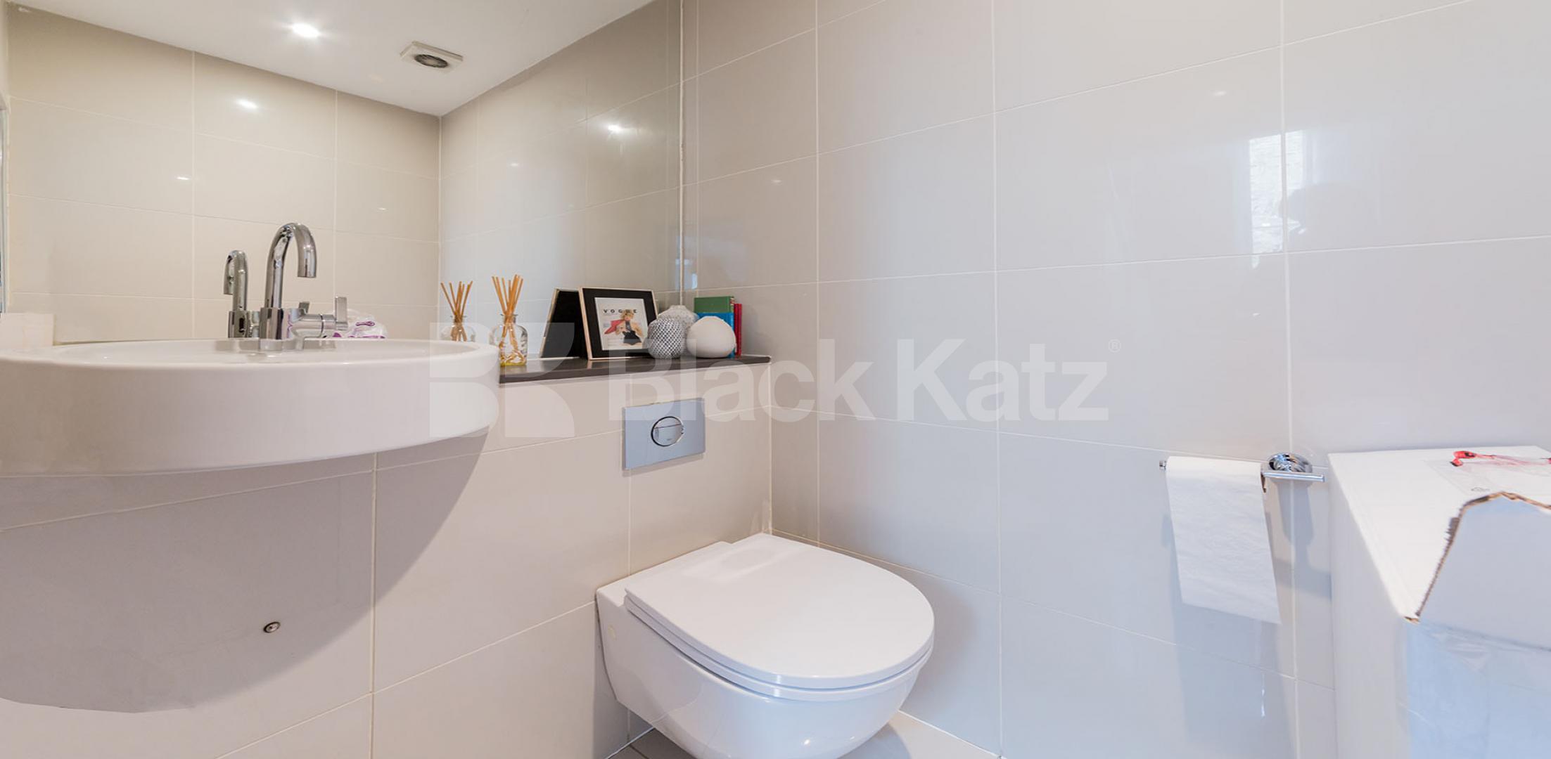 			LET BY!, 2 Bedroom, 1 bath, 1 reception House			 Camden Mews, CAMDEN